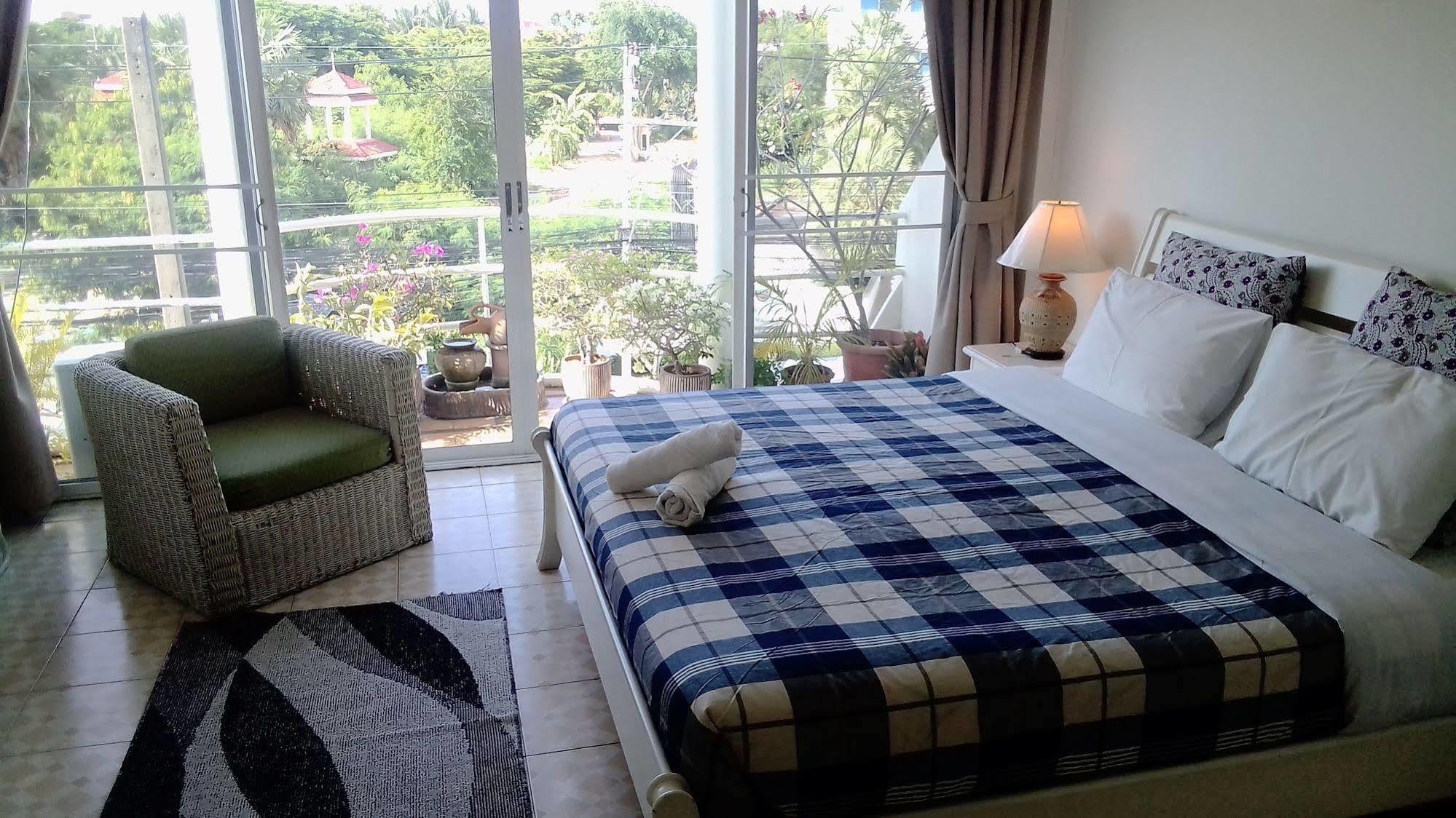 Corner Cafe Bed & Breakfast Hua Hin Esterno foto
